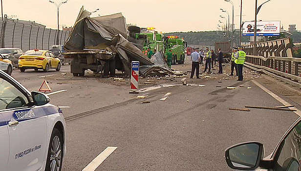 В Москве "КамАЗ" врезался в отбойник и перекрыл движение на ТТК
