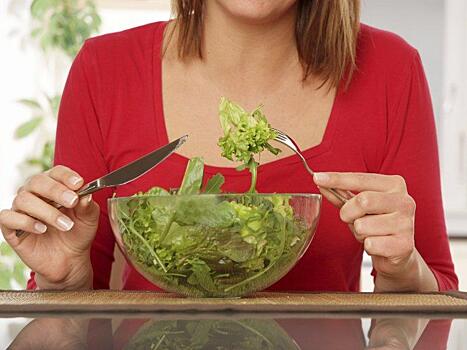 Зеленые листовые овощи могут защищать от жирового гепатоза