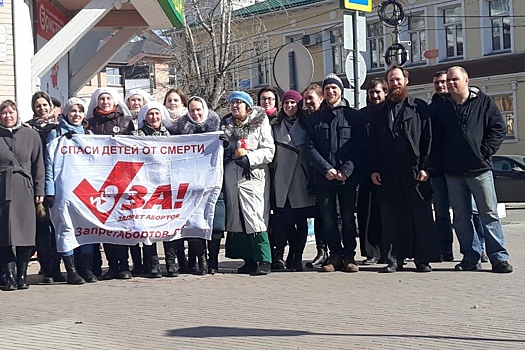 «Улыбнитесь, ваша мама выбрала жизнь»: пролайферы Поморья провели акцию в защиту нерожденных детей