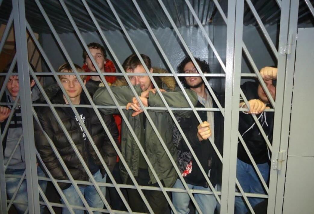 Обезьянник в полиции это. Обезьянник в полиции это. Комната для задержанных. Решетка полиция. Кпз обезьянник.