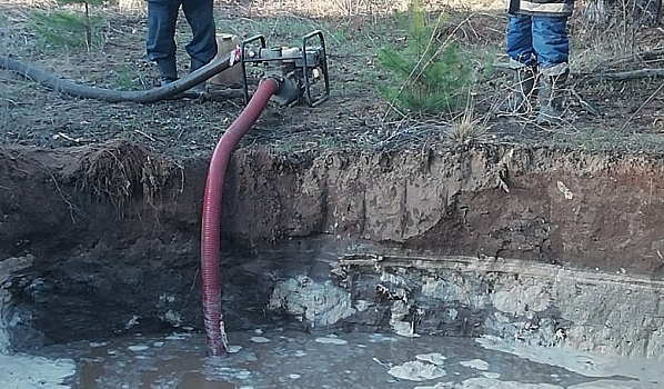 Залившая котлован вода осложнила устранение аварии на водоводе по улице Тенистой