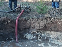 Залившая котлован вода осложнила устранение аварии на водоводе по улице Тенистой