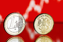 Курс евро упал ниже 77 рублей