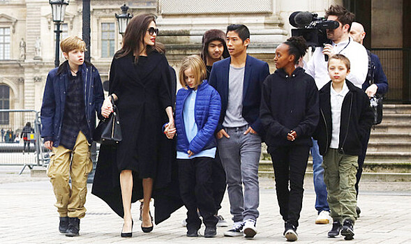ABC: Анджелина Джоли попросила суд обязать Брэда Питта оплачивать воспитание их детей