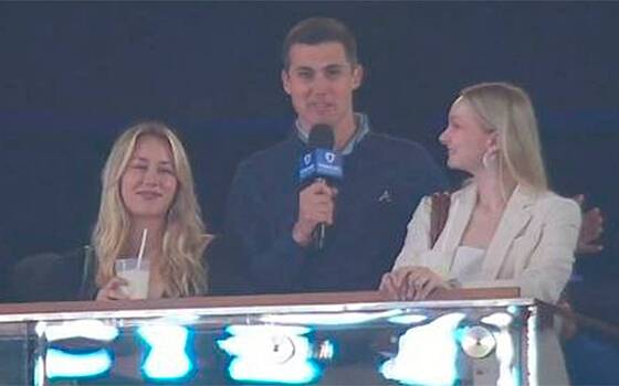 Репортер в прямом эфире взял номер телефона у понравившейся девушки и прослыл легендой