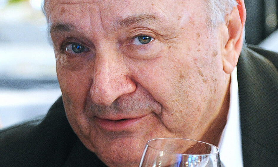 6 ноября в возрасте 86 лет ушел из жизни сатирик Михаил Жванецкий. Его миниатюры давно разошлись на цитаты и афоризмы, а коллеги единицей юмора называют «один Жван». 