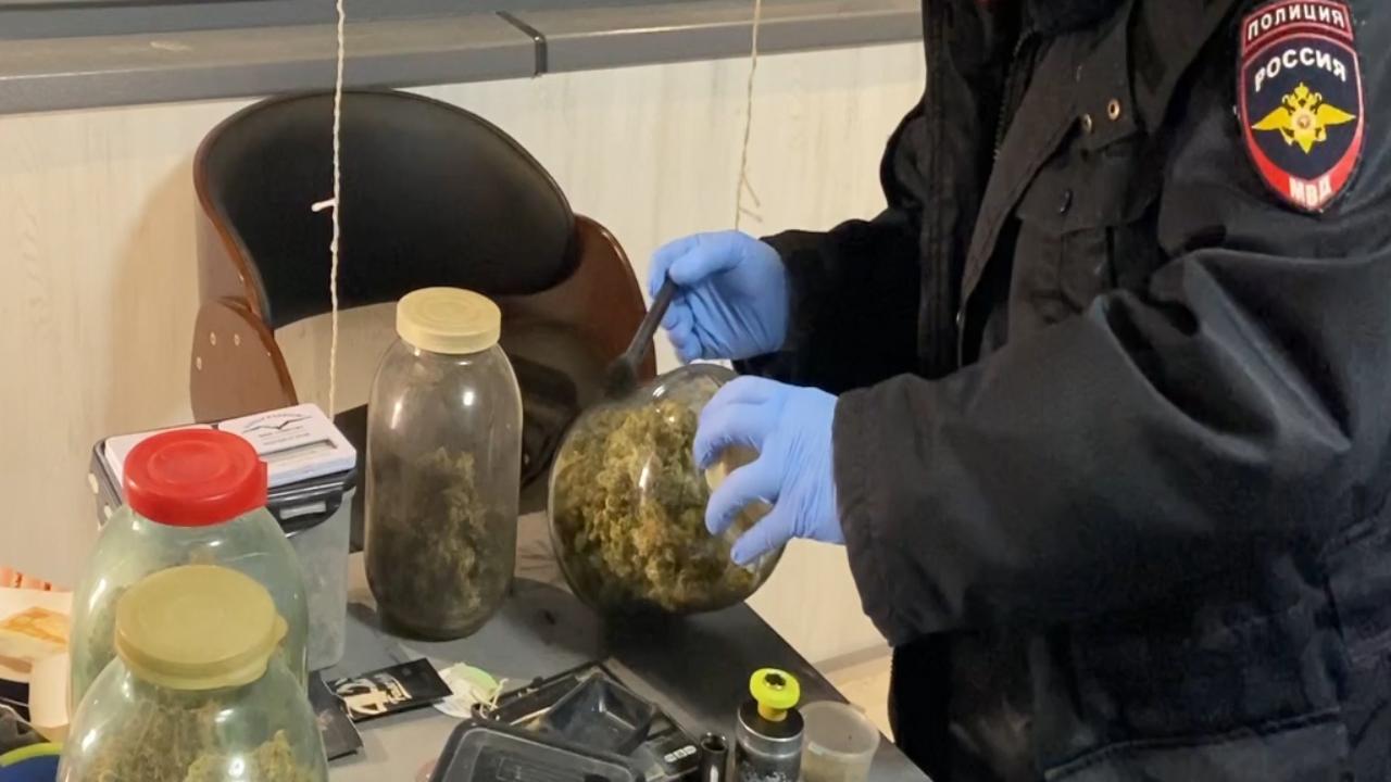 Задержанный полицией подмосковного Ступина наркоделец хранил марихуану в трёхлитровых банках