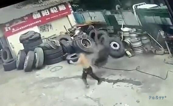 Рабочий едва не угодил под улетевший грузовой баллон