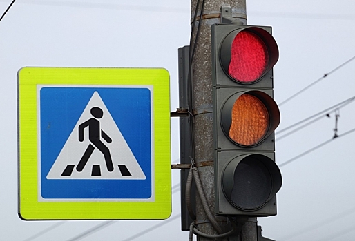 В Омске установят светодиодные консоли, повторяющие сигнал светофора — список улиц