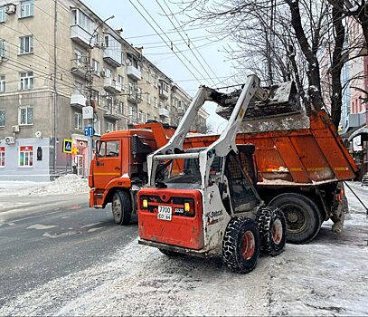 Более 300 машин чистят дороги Саратовской области от снега