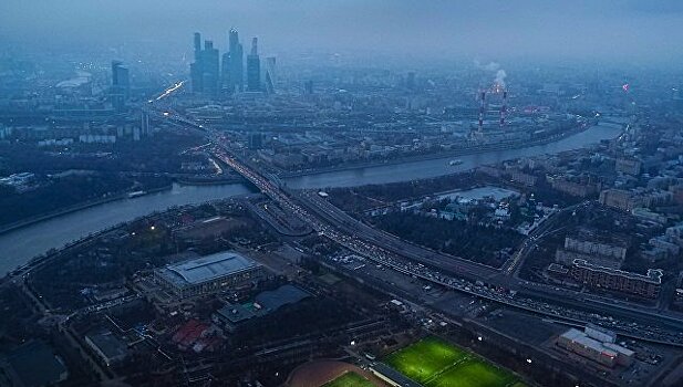 Около Парка Горького вертолет сел на Москву-реку