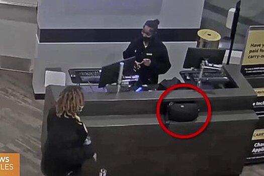 Сотрудница аэропорта порылась в забытой сумке пассажира и попала на видео