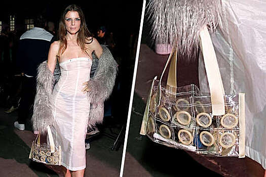 Джулия Фокс с полной сумкой презервативов пришла на показ Недели моды в Нью-Йорке