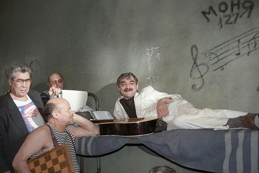 Актер Александр Панкратов-Черный (справа) во время съемок фильма Георгия Юнгвальда-Хилькевича «Аферы, музыка и любовь», 1997 год