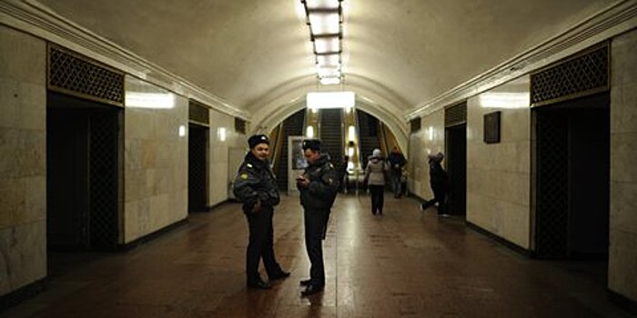 Мужчина с девушкой напали на полицейского в вестибюле московского метро