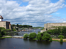 Параллельные миры. Как в Ивангороде и Нарве ремонтировали набережную — и что из этого получилось