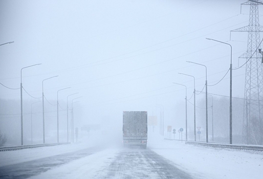 Из-за метели и плохой видимости закрыли дорогу из Омска в Казахстан