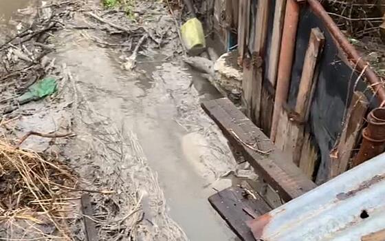 Нечистоты две недели льются в ручей Паника в Рязани