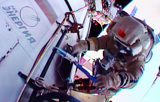 Российские космонавты взяли мазки с поверхности МКС