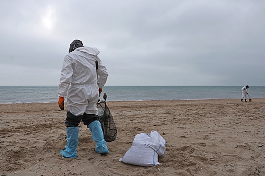 В Севастополе объявлен режим ЧС из-за появления пятен мазута
