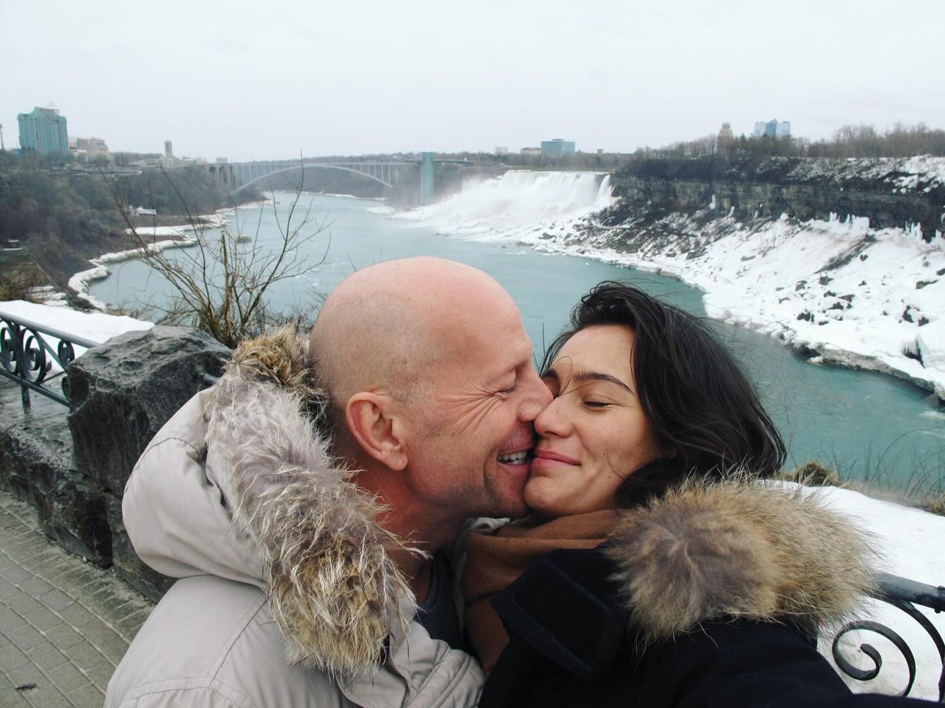 Жена тяжелобольного Брюса Уиллиса опубликовала романтичное фото с ним в День святого Валентина