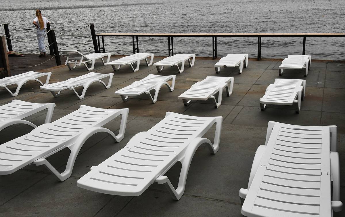 Российская судья вершила правосудие из шезлонга на берегу Черного моря