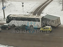 Момент ДТП между автобусом и грузовиком попал на видео в Новокузнецке