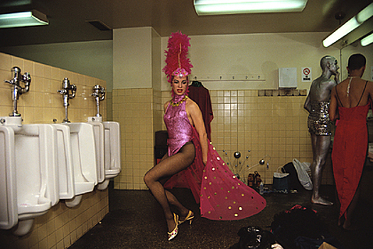 Зачем мужчины перевоплощаются в женщин и как они зарабатывают этим на жизнь