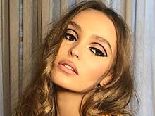 22-летняя красавица-дочь Деппа отстригла челку и предстала с новым цветом волос