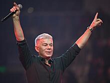 «Пока вы пели, горело два села»: Газманов прокатился на танке на фоне пожара