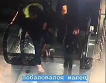 Во Владивостоке обувь молодого человека затянуло в эскалатор