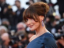 55-летняя Карла Бруни вышла в свет в одном жакете