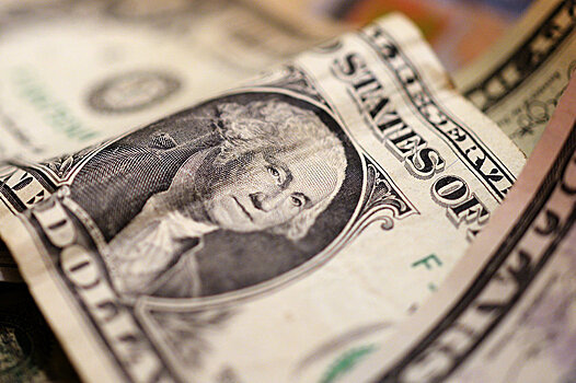 Средневзвешенный курс доллара снизился до 55,85 рубля