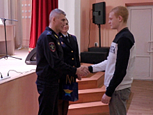 Начальник УМВД России по Брянской области наградил подростка, который помог задержать преступниц