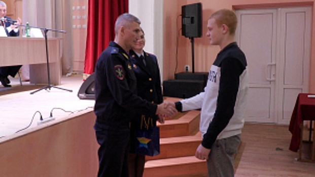 Начальник УМВД России по Брянской области наградил подростка, который помог задержать преступниц