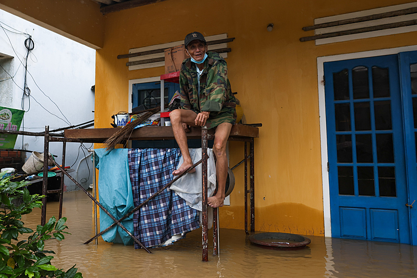 Местный житель спасается от наводнения в Хойане
