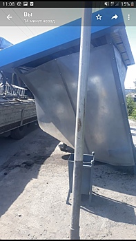 Лихач уничтожил автобусную остановку в кузбасском городе