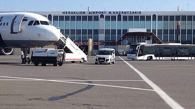 «Спим на полу!» — застрявший в Греции турист о задержке рейса «Северного ветра»