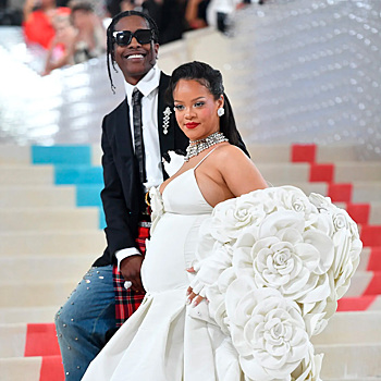 Рианна надела свадебное платье с гигантским шлейфом и накидкой из 500 лепестков на Met Gala