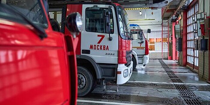 Пожар на парковке рядом с ТЦ "Авентура" на юге Москвы потушен