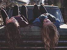 В Сызрани странная девушка обнимает капоты машин