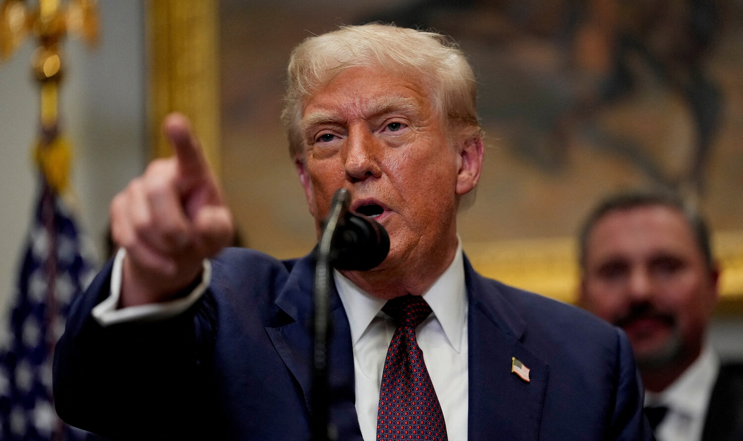 Стало известно о планах Трампа добавить золота на потолок Овального кабинета