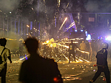 В Индонезии к разгону протестующих привлекли армию