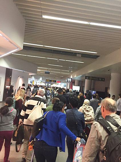 Люди пытаются выбраться из здания терминала