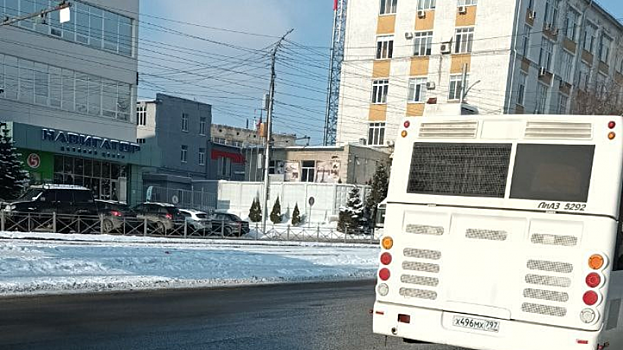 Саратовчанка рассказала о водителе автобуса №6, везшего пассажиров с открытой дверью