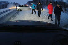 Под Новосибирском автомобиль сбил четырех человек, которые вытаскивали машины из кювета