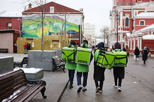 Московские дороги и тротуары после зимы начали мыть шампунем