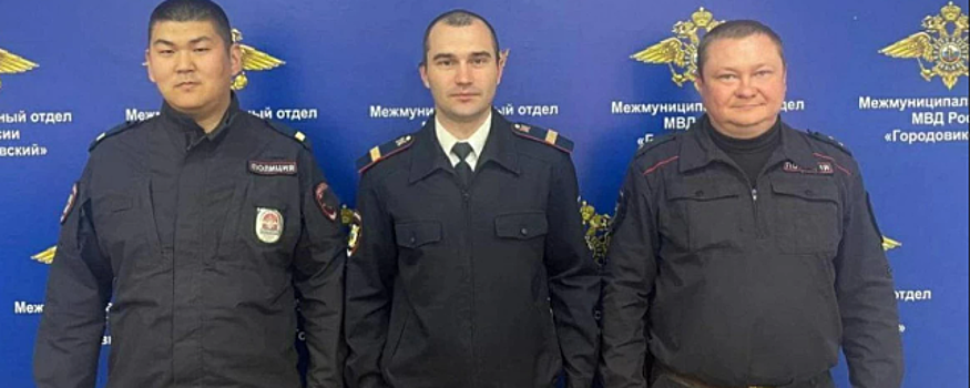 Калмыцкие полицейские спасли двух пенсионеров и внучку от пожара
