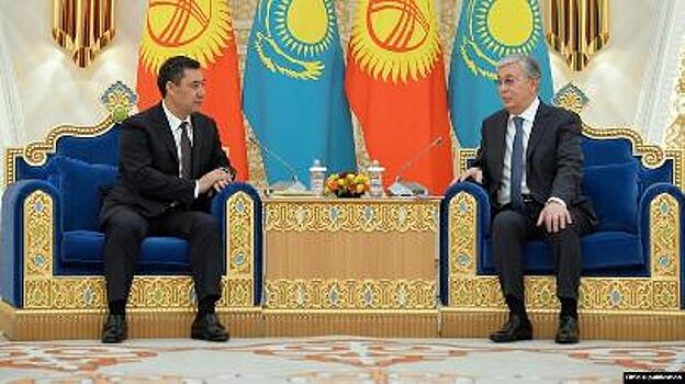 Президент Казахстана поздравил своего киргизского коллегу с принятием новой конституции