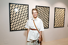 Струящаяся юбка, длинная рубашка и сумка с бахромой: Ксения Собчак пришла на public talk об искусстве в образе хиппи